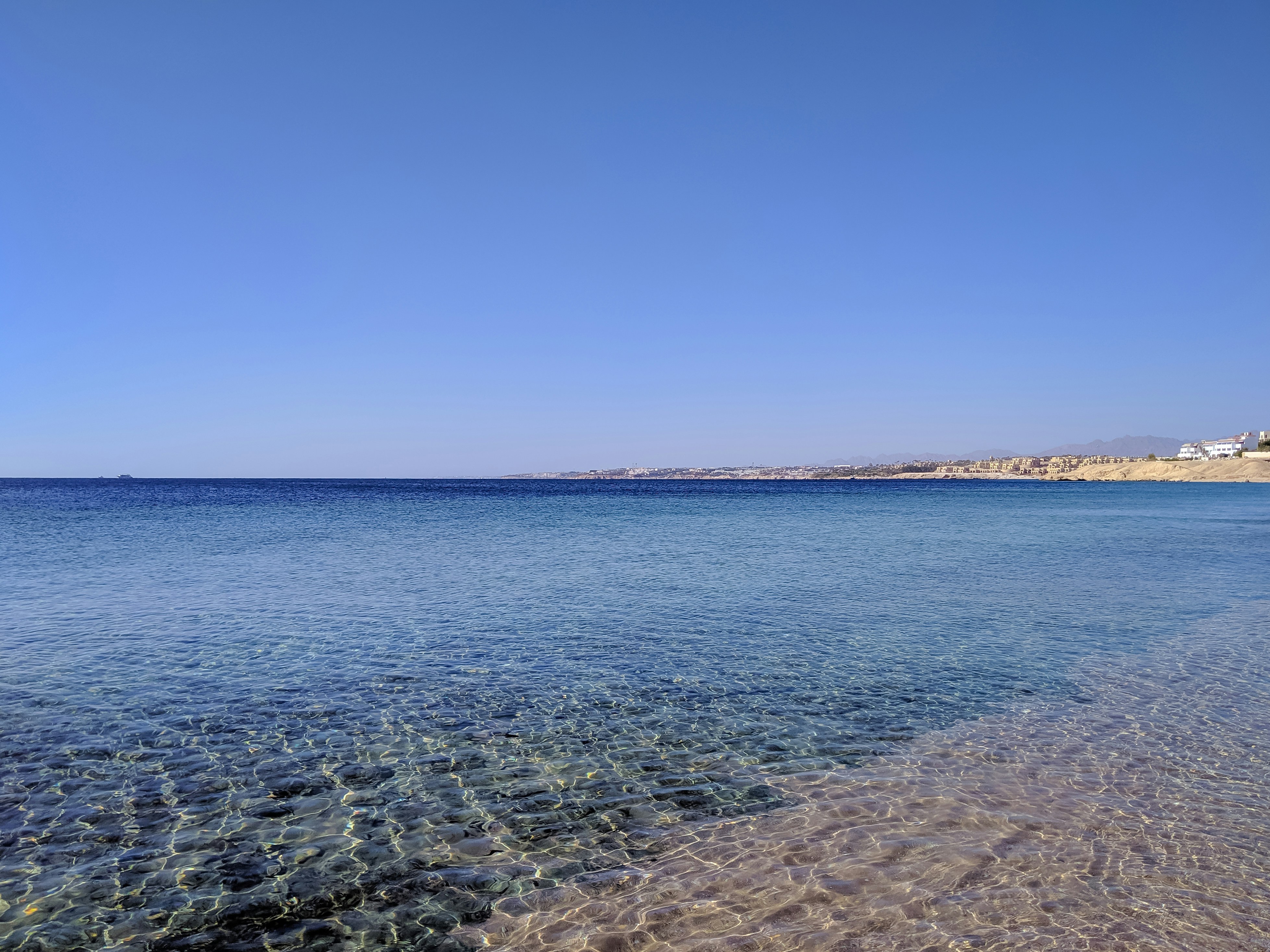 синее море под голубым небом днем