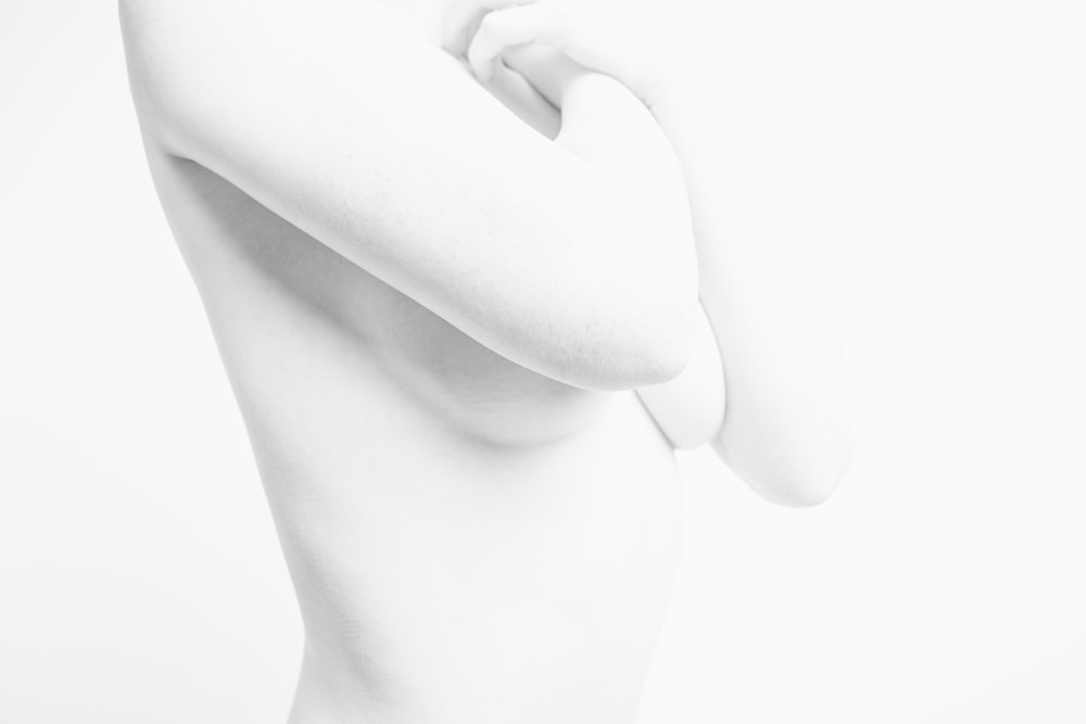 donna nuda con sfondo bianco
