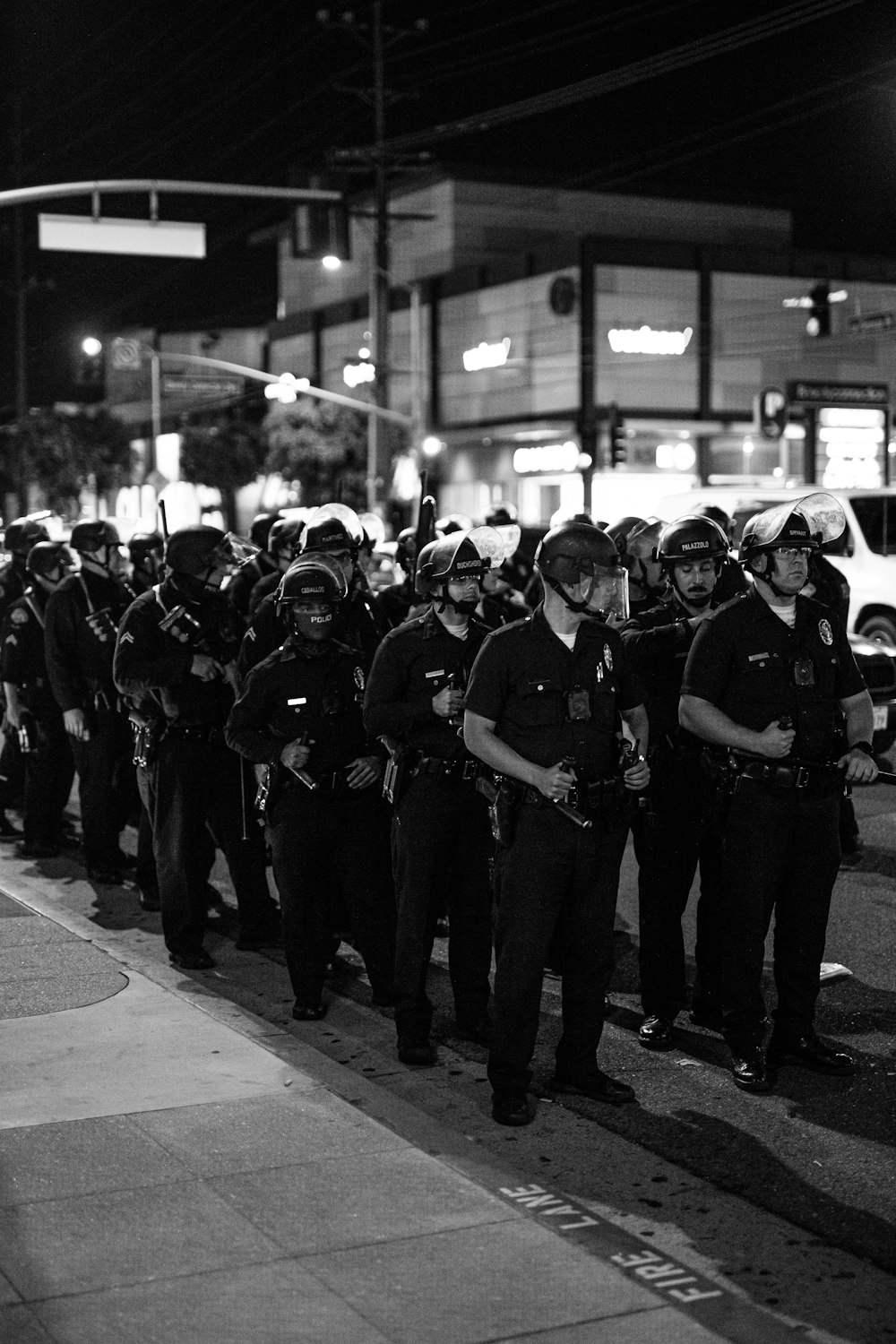 Foto en escala de grises de personas caminando por la calle