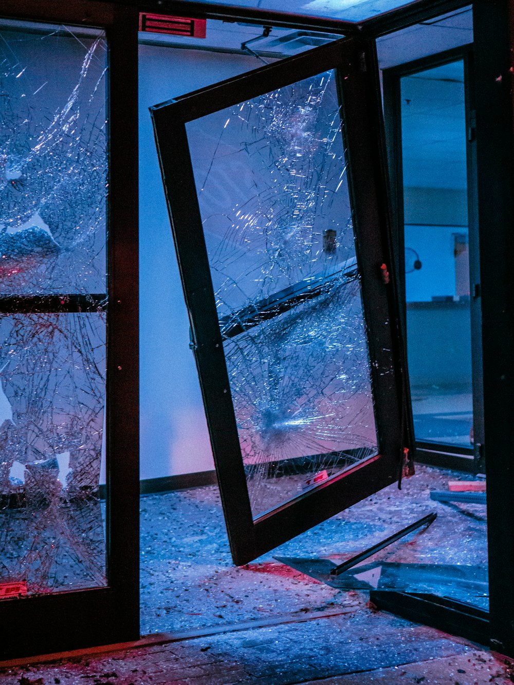 Fenêtre en verre à cadre noir avec neige blanche