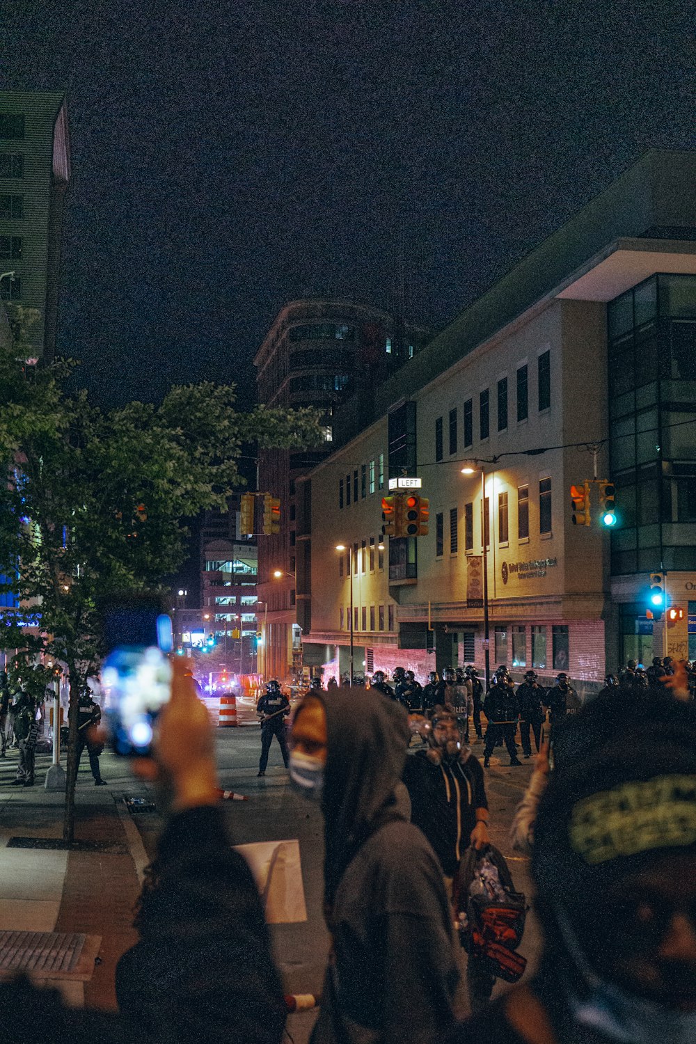 persone che camminano per strada durante la notte