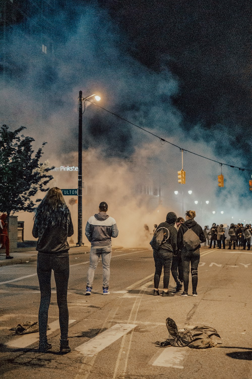 personnes marchant dans la rue pendant la nuit