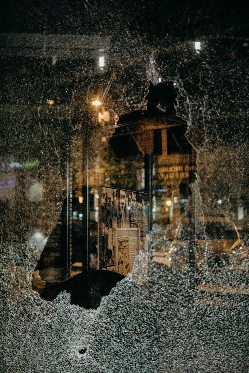 persone in piedi sulla strada durante la notte