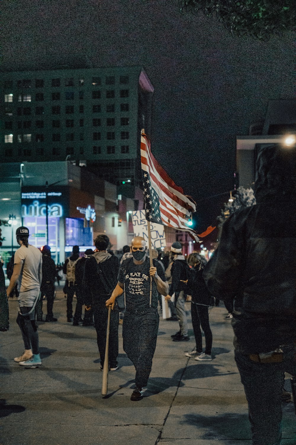 pessoas andando na rua durante a noite