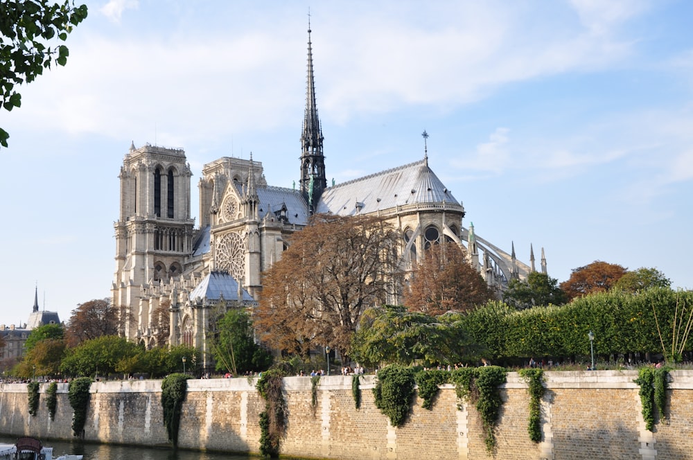 Bâtiment en béton brun et gris