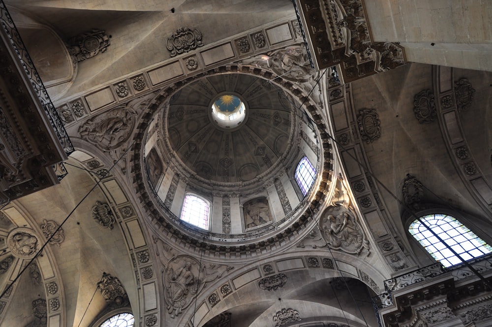 Vista de ángulo bajo del techo de la cúpula