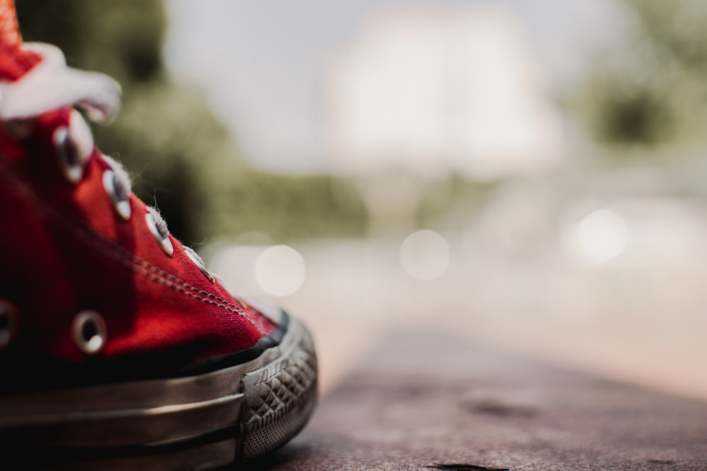 Sneaker alta Converse All Star rossa e bianca foto – Vestiario Immagine  gratuita su Unsplash