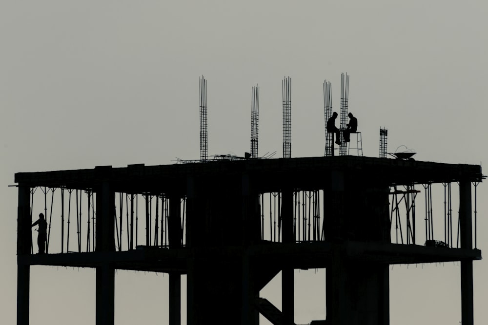 silhouette dell'uomo in piedi sul molo di legno