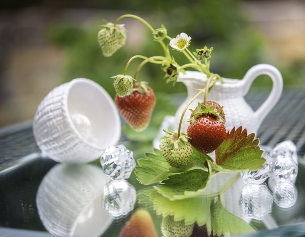 fresas rojas en taza de cerámica blanca