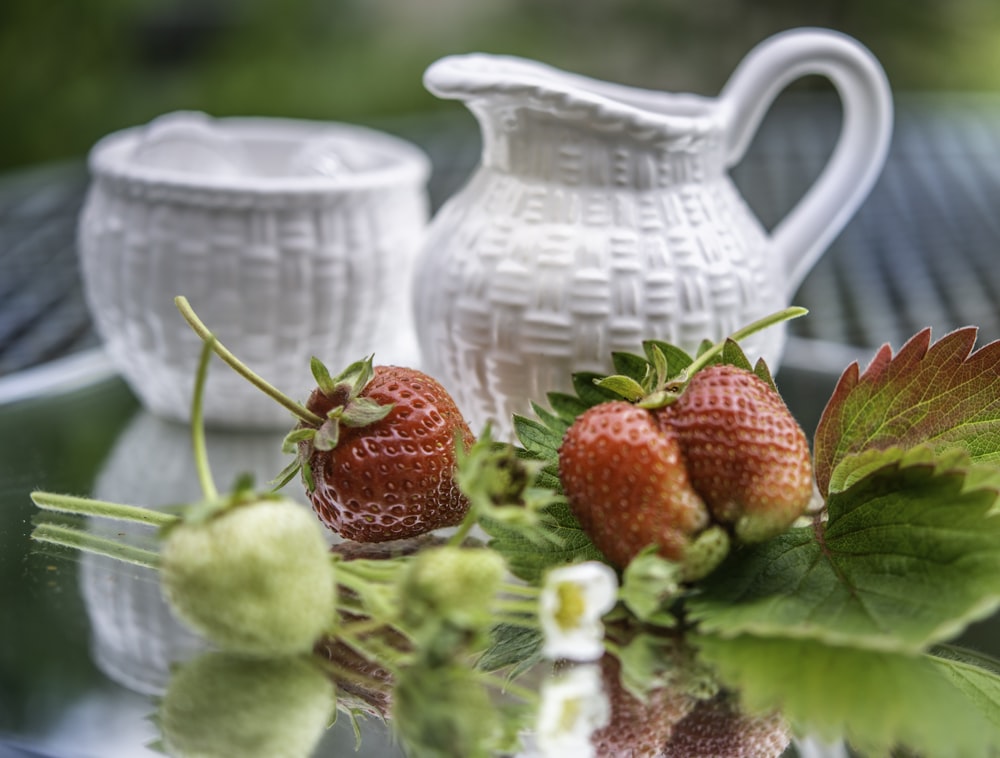 weißer Keramikkrug mit Erdbeeren