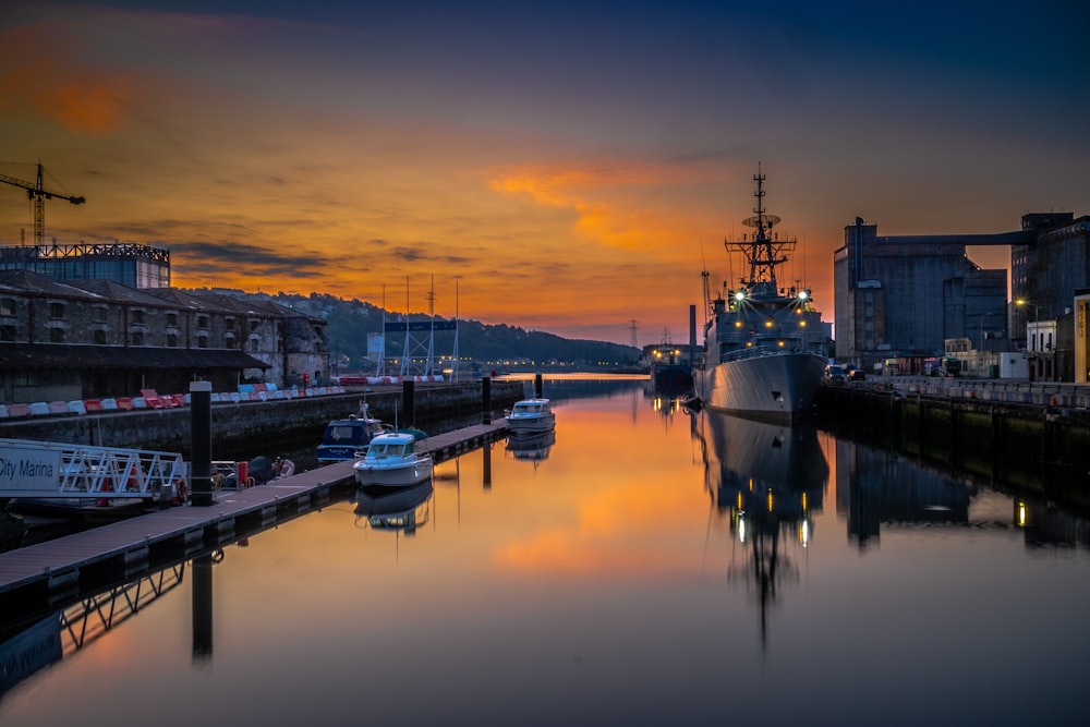 Weißes und schwarzes Boot im Dock bei Sonnenuntergang