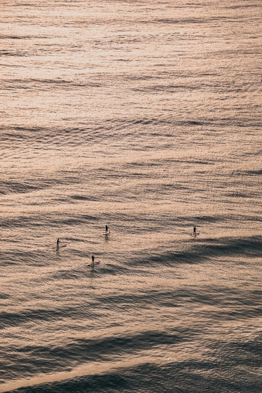 3 aerogeneradores blancos en el mar durante el día