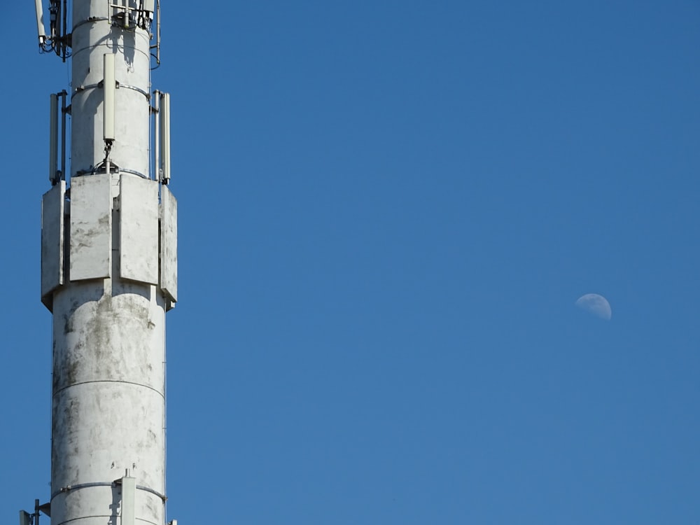torre de concreto branca sob o céu azul durante o dia
