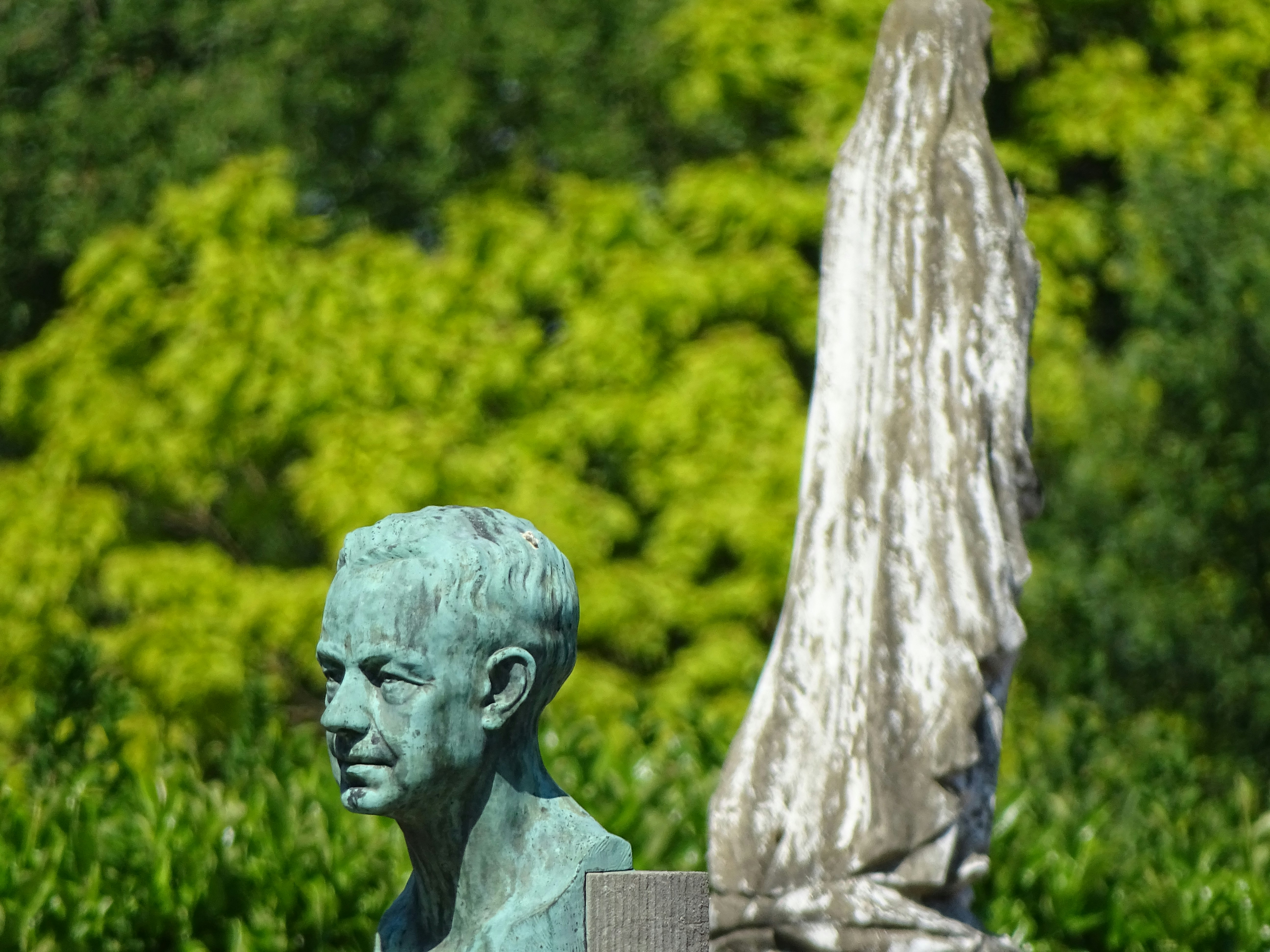Statue at the cimetery - Statue auf dem Friedhof - Standbeeld op het kerkhof - Statue dans le cimetière