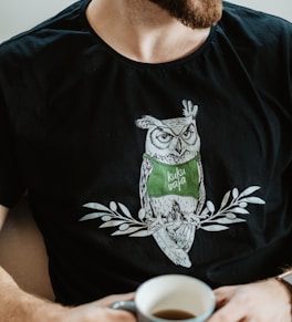 man in black and green crew neck t-shirt