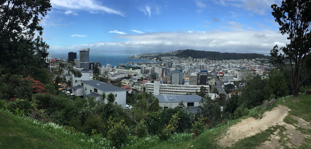 ville avec des immeubles de grande hauteur sous un ciel bleu pendant la journée