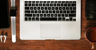 Espaço de trabalho com notebook representado Quem Somos, TecDicas
