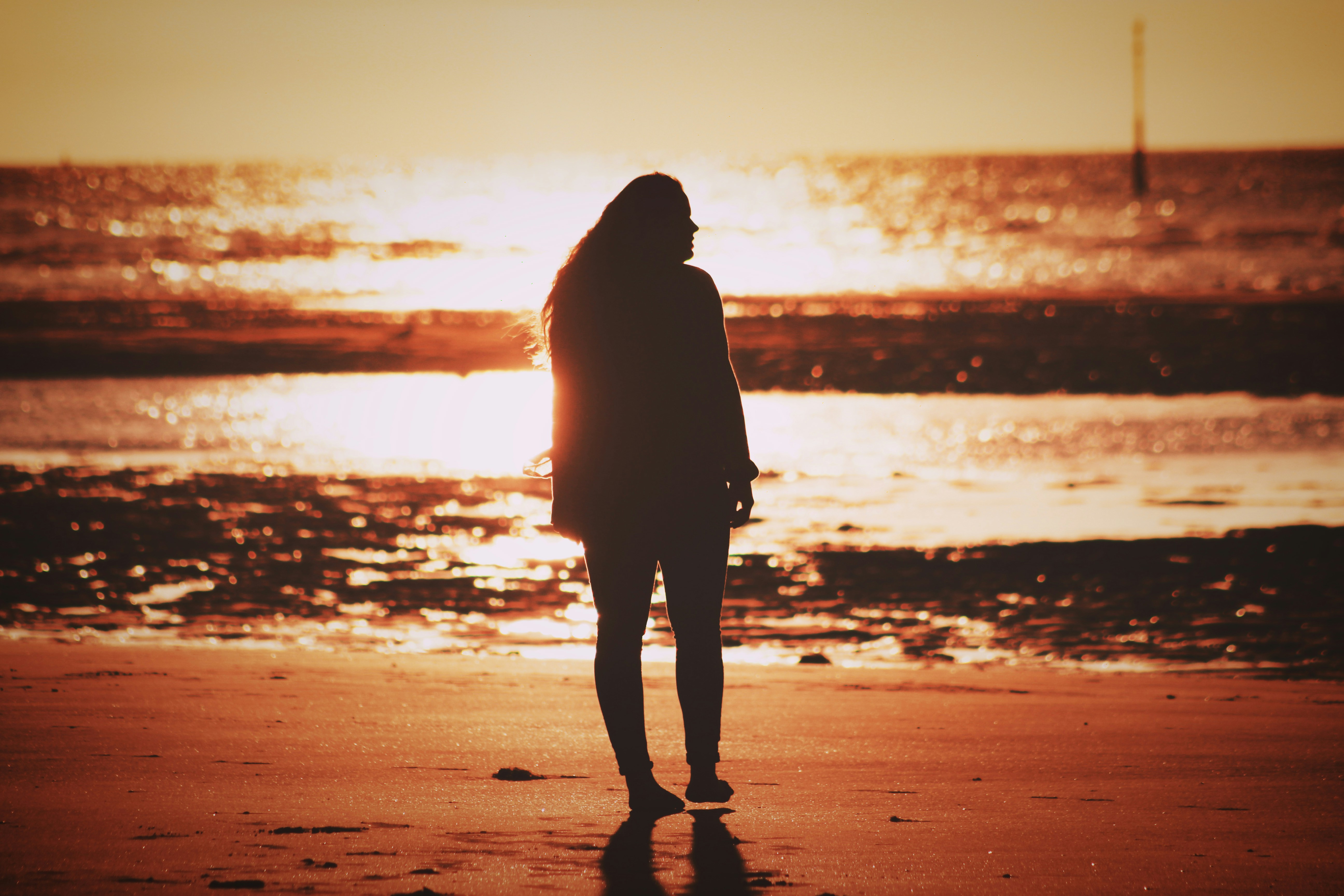 Veda etmenin getirdiği hüzün ve olgunlaşma sürecini temsil eden, gün batımında tek başına yürüyen bir insanın dramatik ve düşündürücü silüeti.