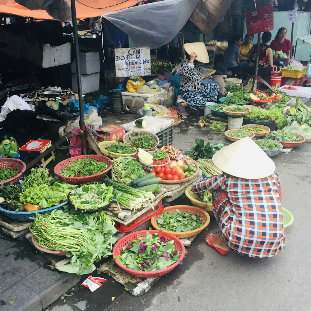 Puesto de verduras en el mercado durante el día