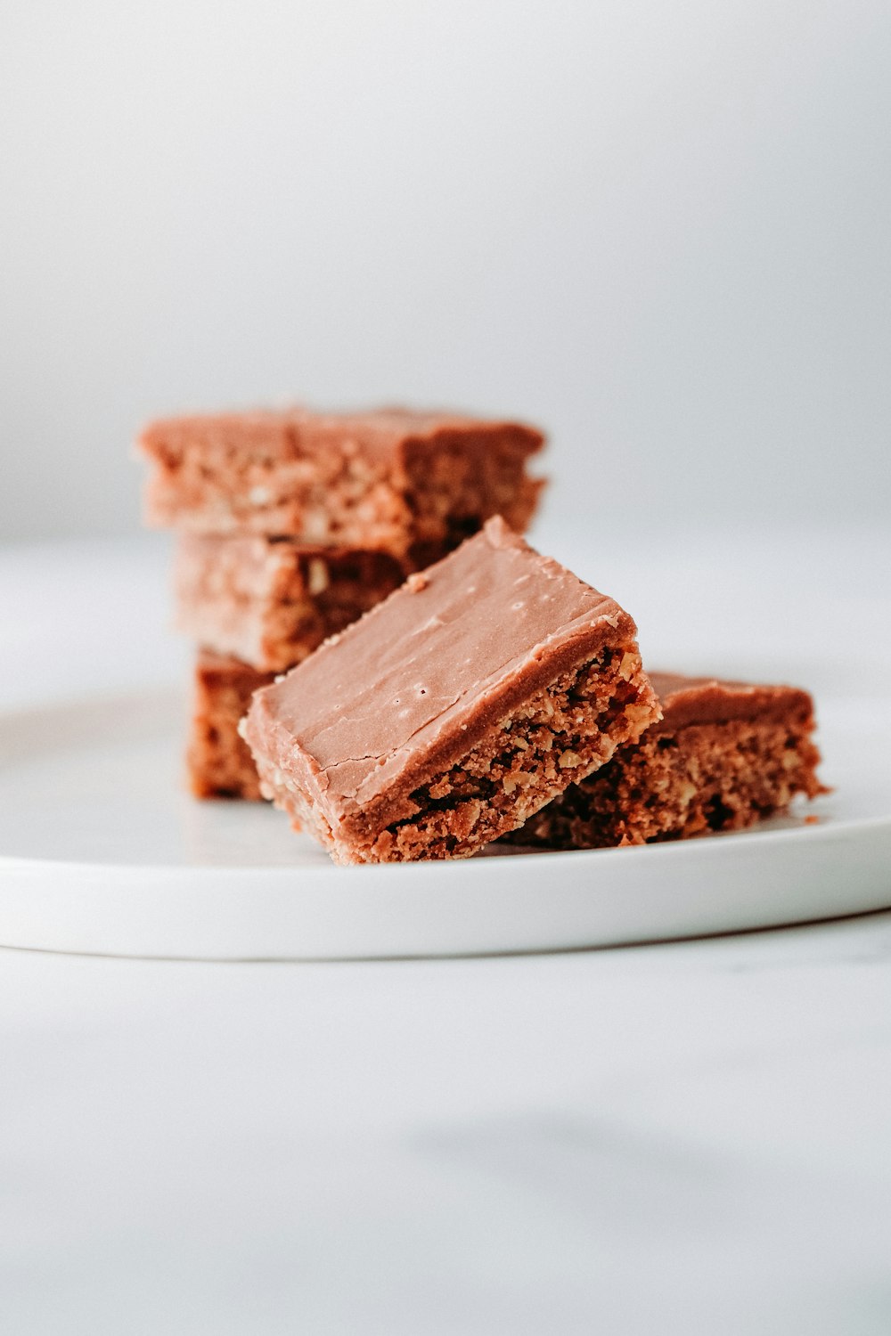 Schwarzbrot auf weißem Keramikteller