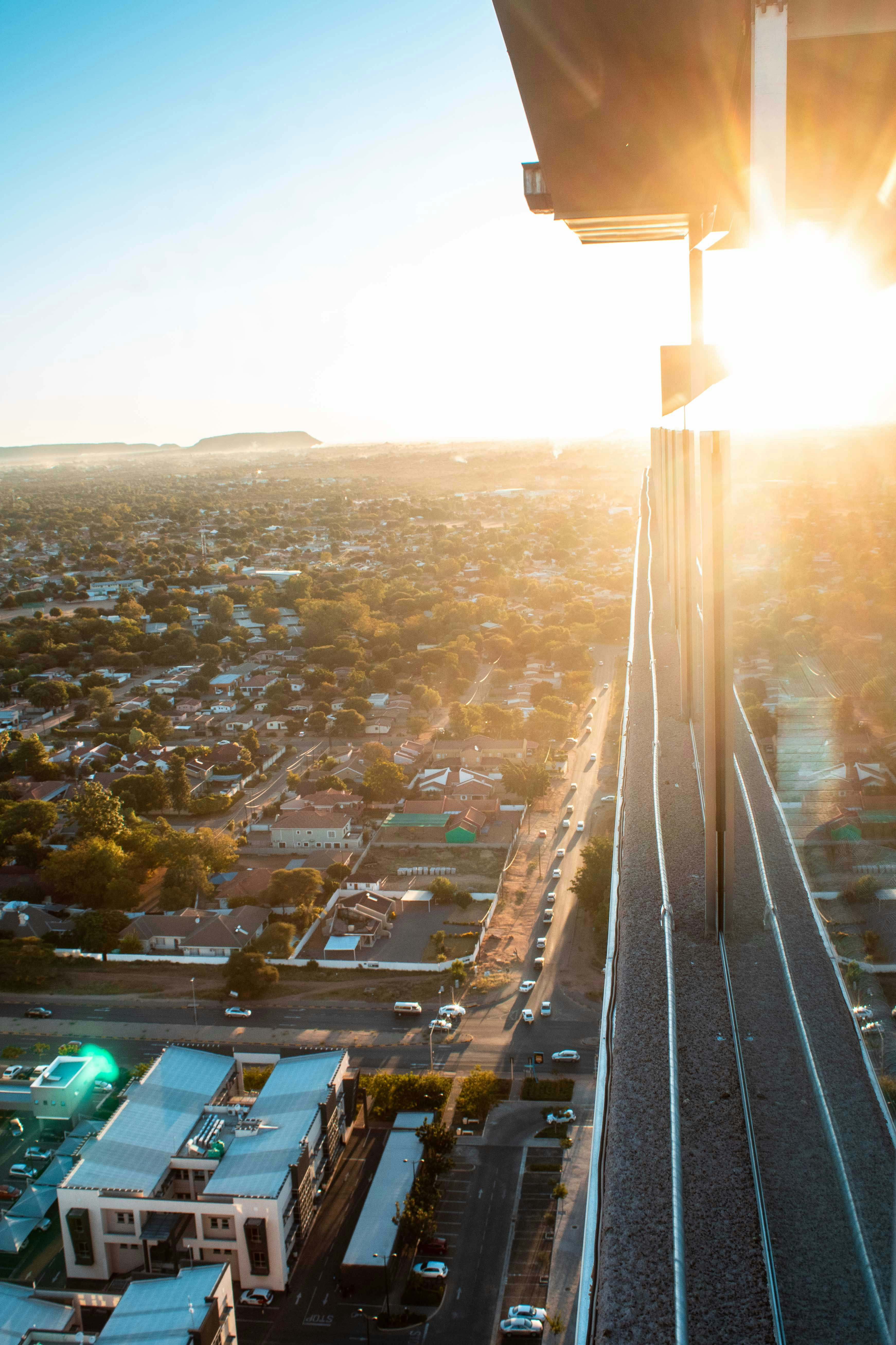 ville avec des immeubles de grande hauteur pendant la nuit
