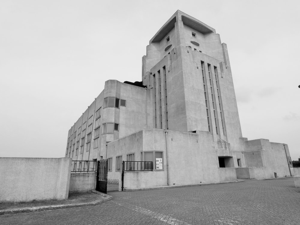 Photo en niveaux de gris d’un bâtiment en béton