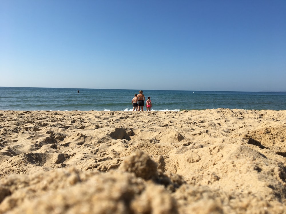 2 Personen spazieren tagsüber am Strand