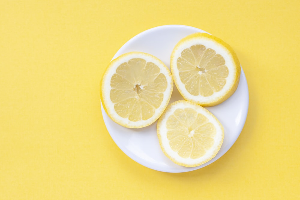 in Scheiben geschnittene Zitrone auf gelber Oberfläche