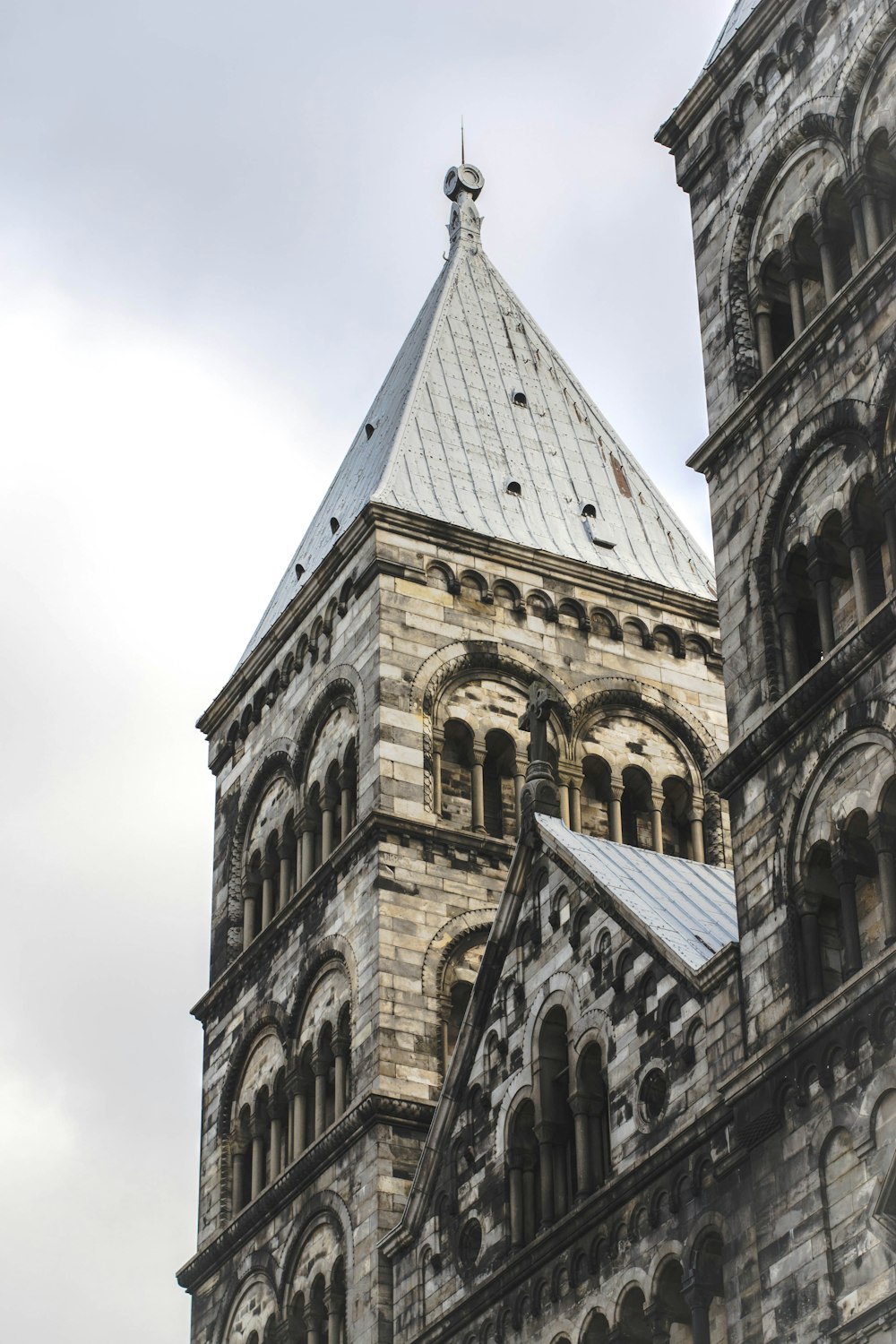 Braunes Betongebäude unter weißen Wolken tagsüber