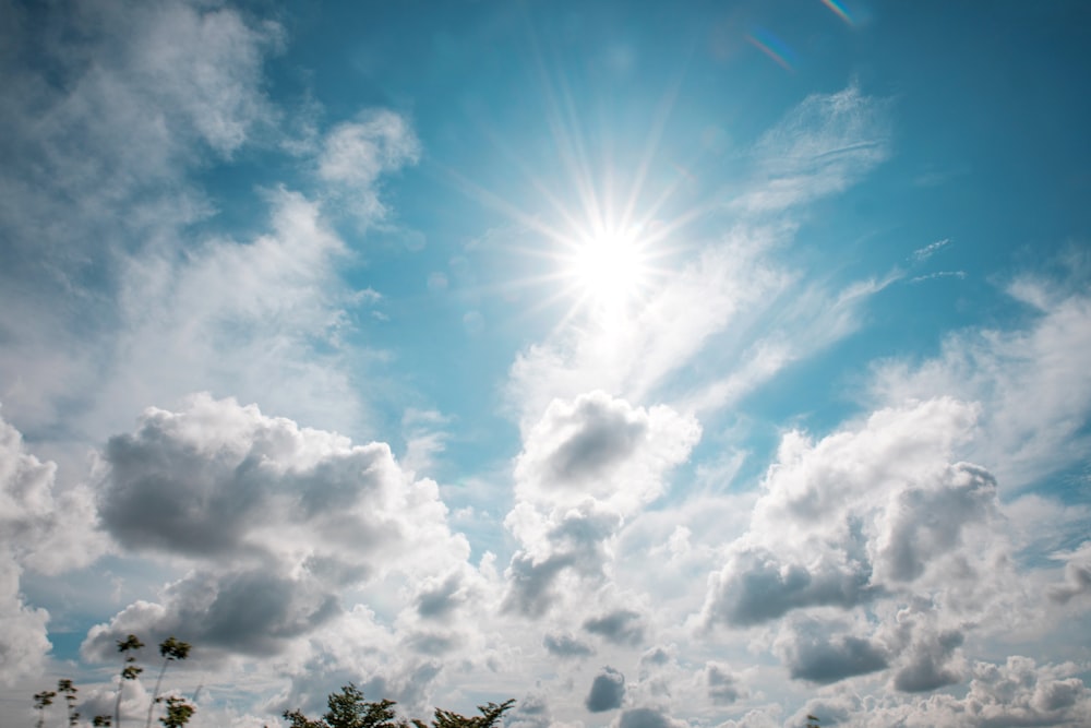 nuvole bianche e cielo blu durante il giorno