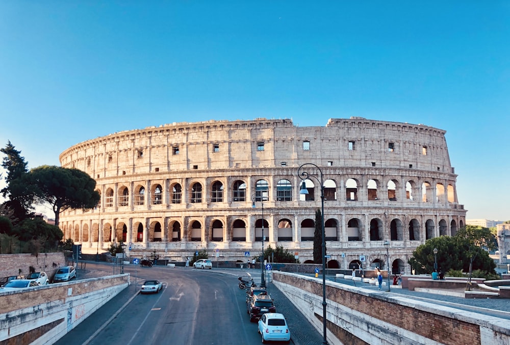 Auto parcheggiate sulla strada vicino a un edificio in cemento marrone durante il giorno