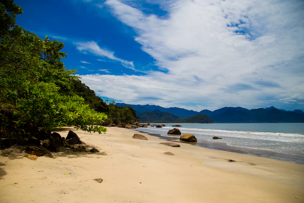 Areia e mar de Ubatuba durante o dia