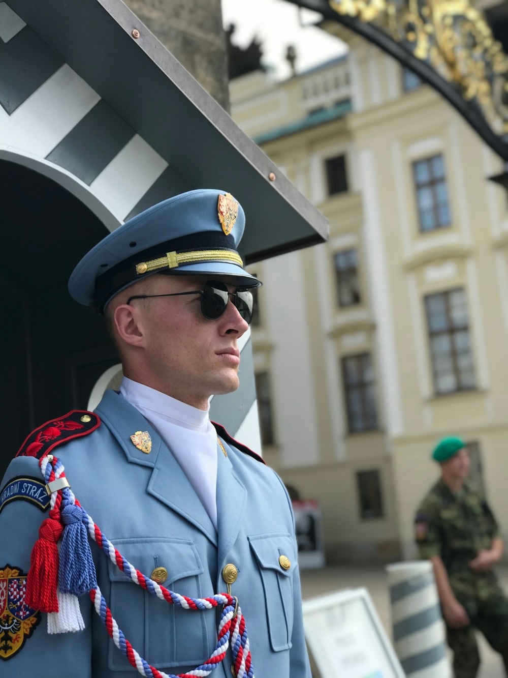 Mann in blau-roter Uniform mit schwarzer Sonnenbrille