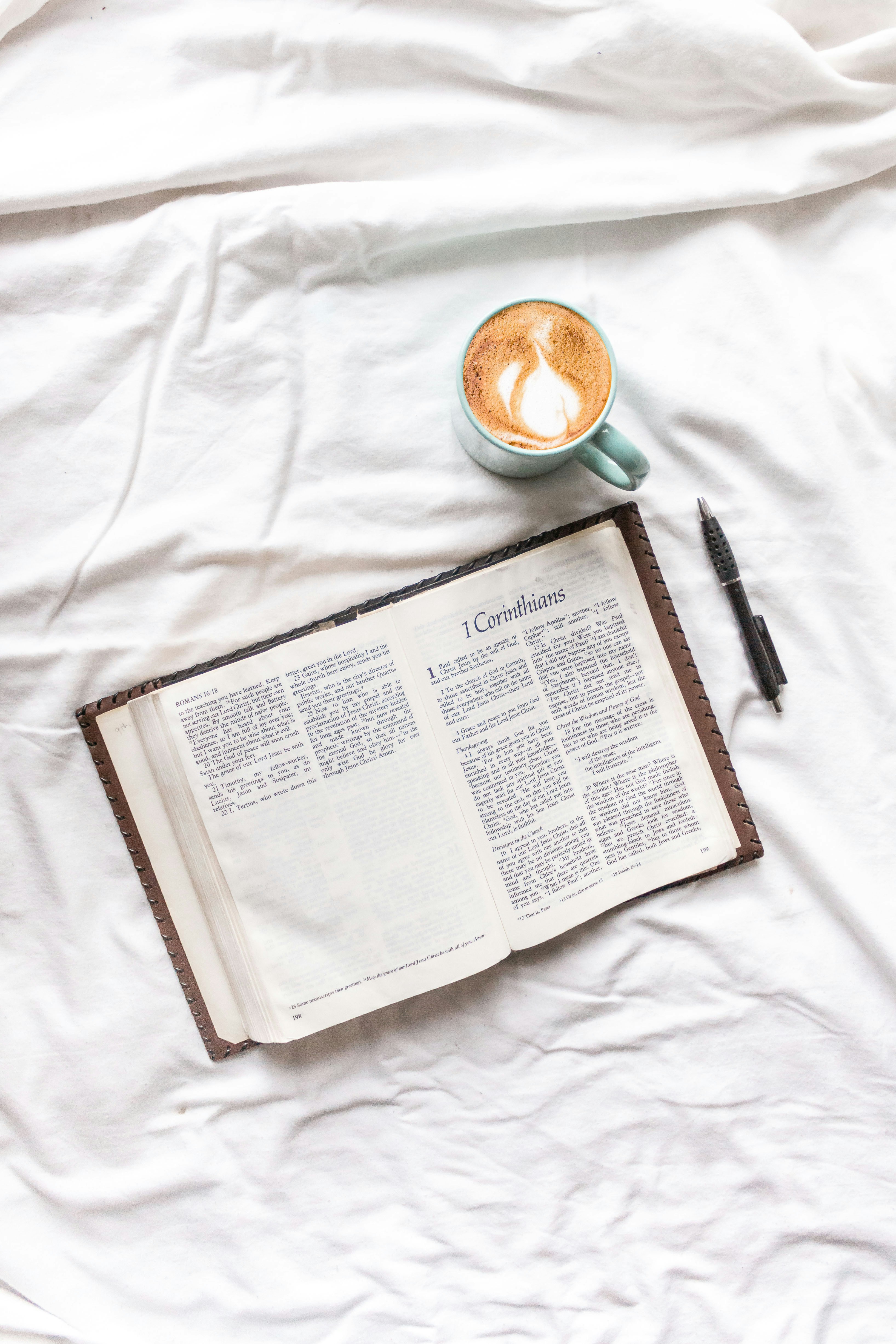 schwarzer Klickstift auf weißem Textil