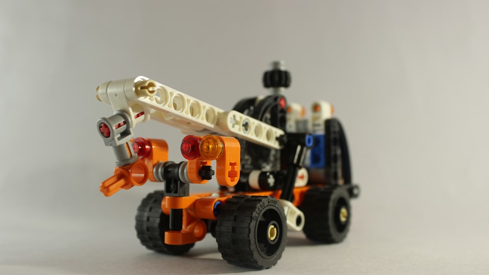 Gelbes und schwarzes LEGO Spielzeug