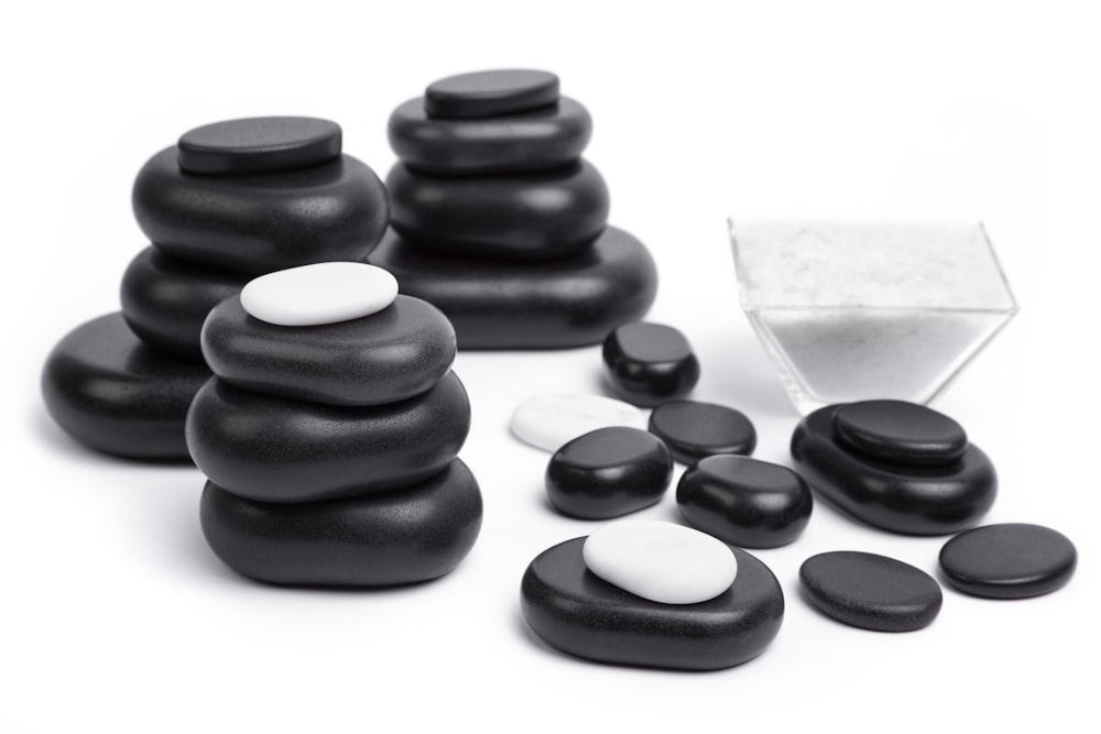 pietre nere e grigie su superficie bianca