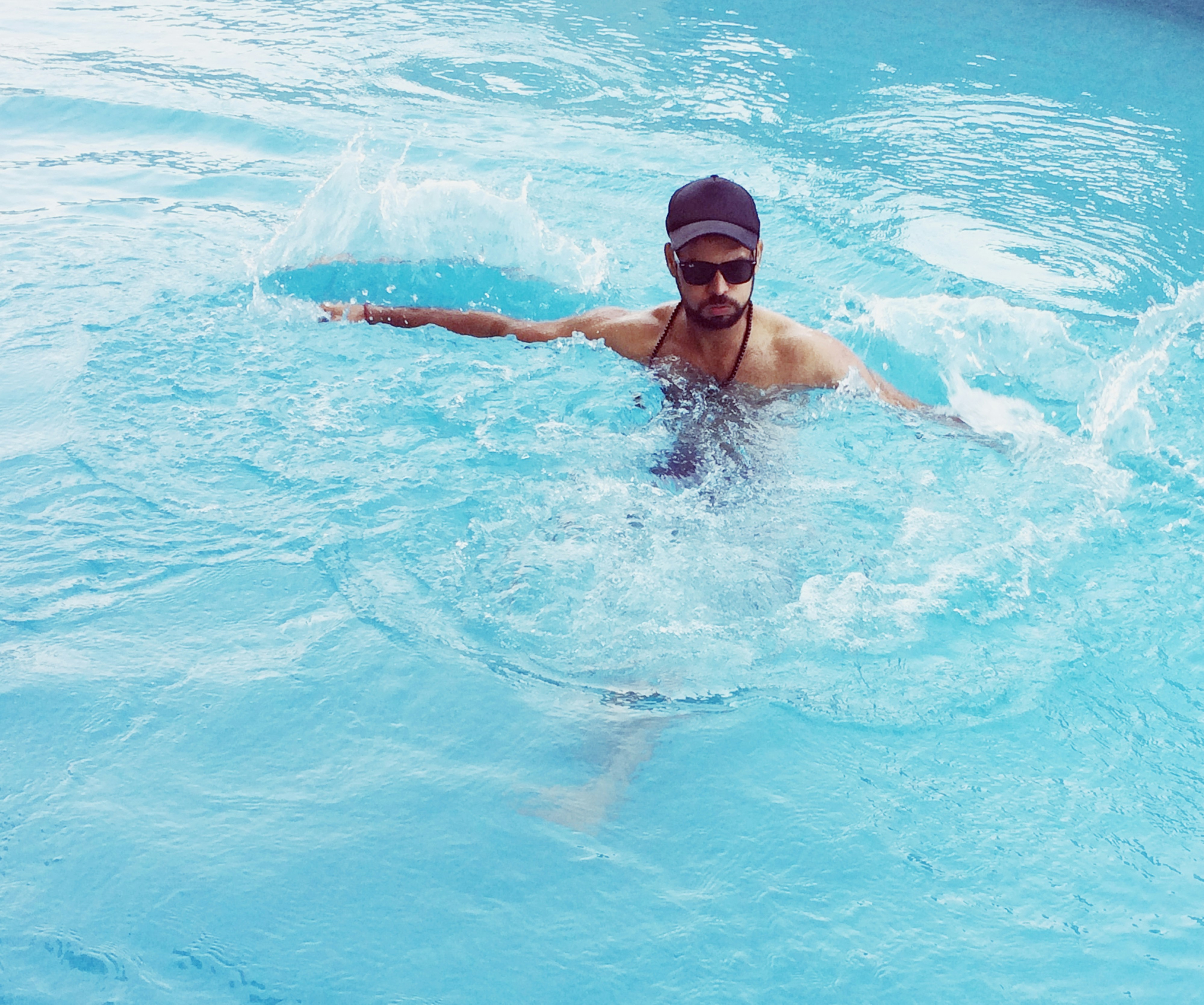 mujer en gafas de natación negras en el agua
