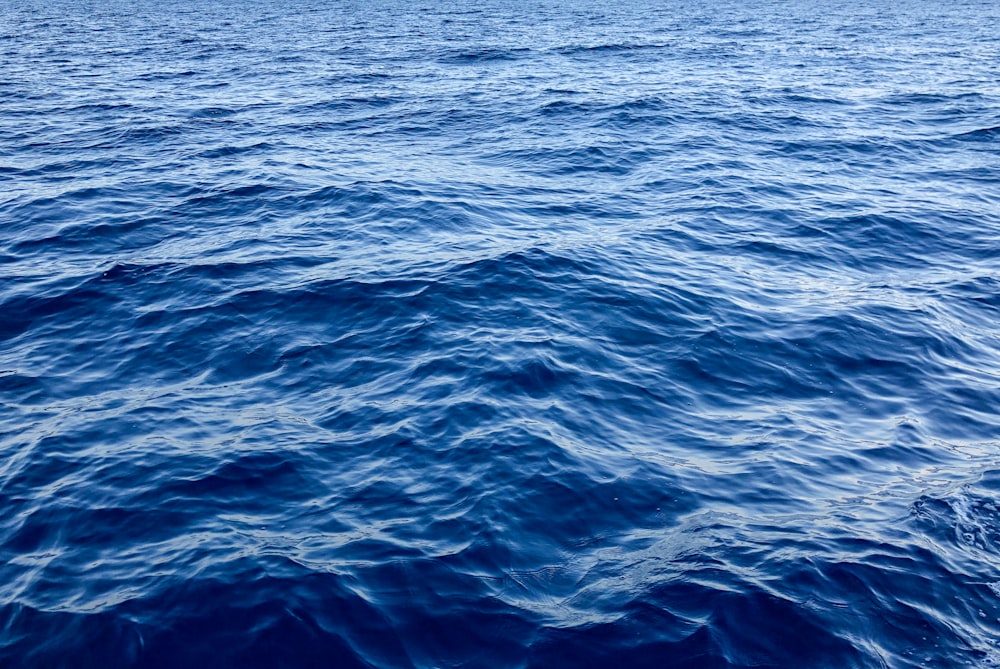 blaues Meerwasser tagsüber
