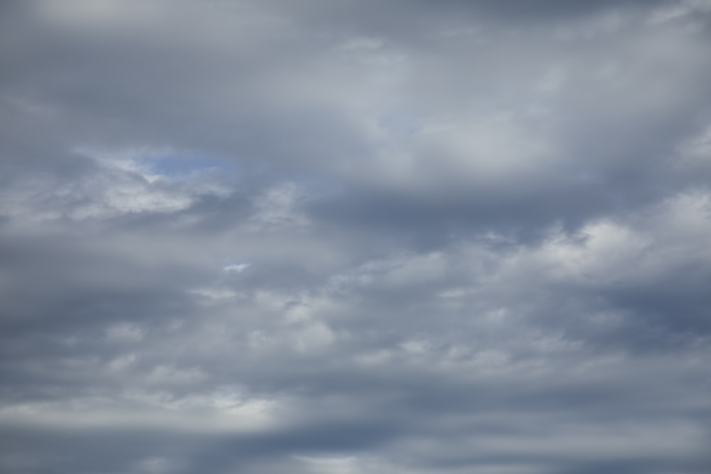 Weiße Wolken und blauer Himmel tagsüber