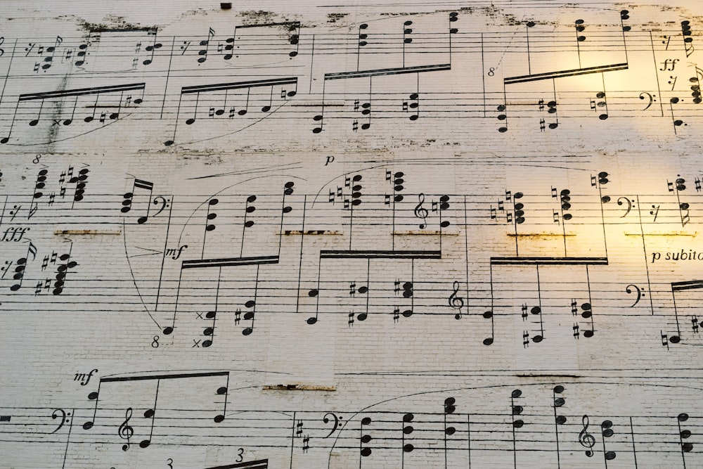 Notas musicales en papel blanco