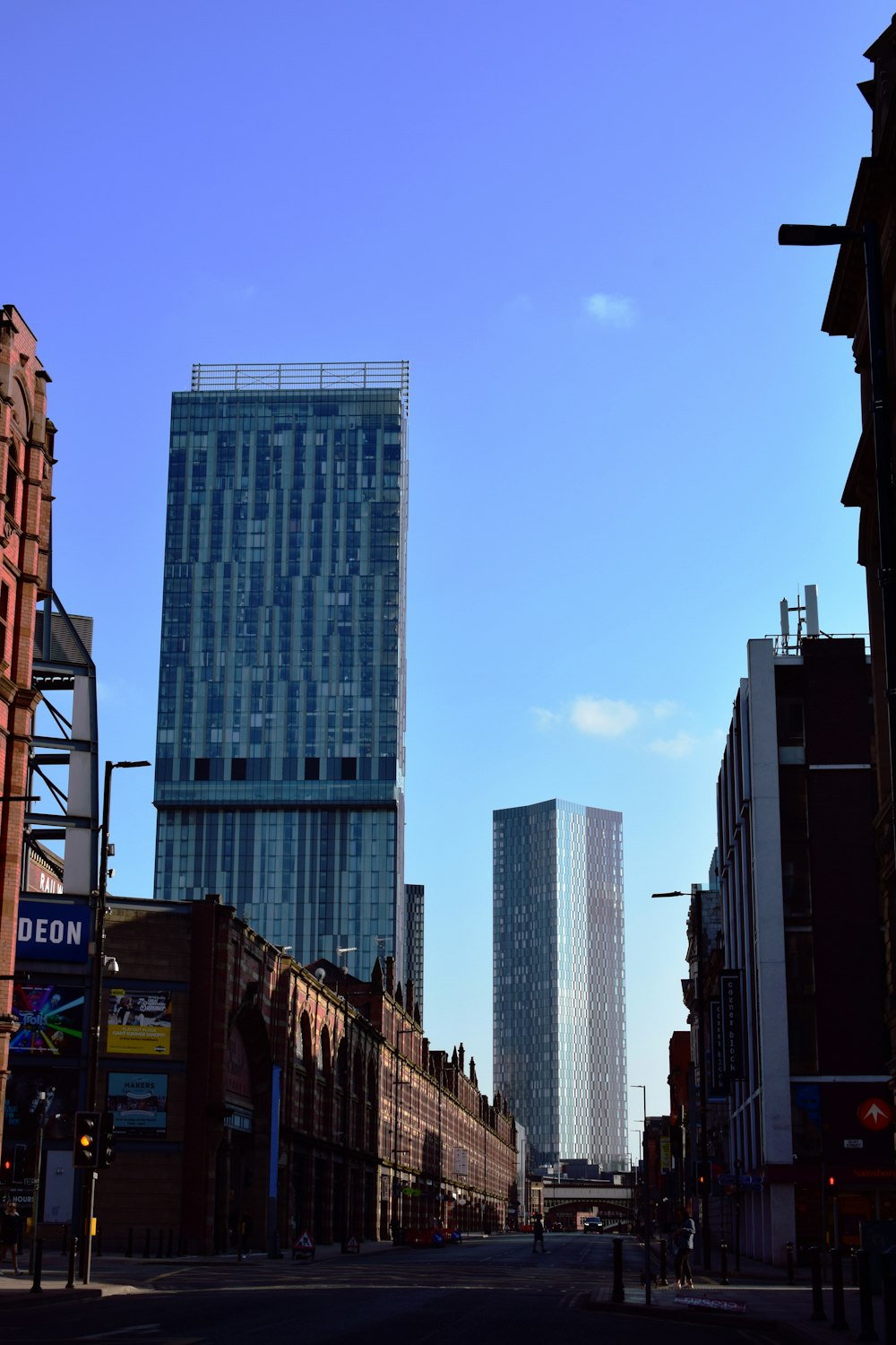 Edificios de gran altura bajo el cielo azul durante el día