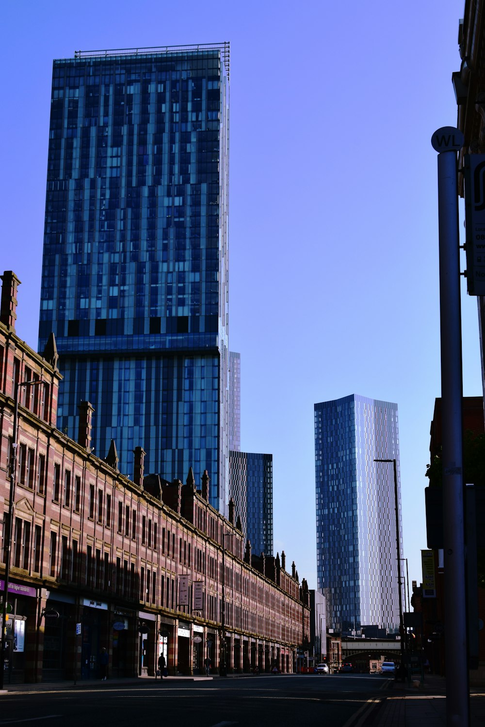 Immeubles de grande hauteur bruns et gris