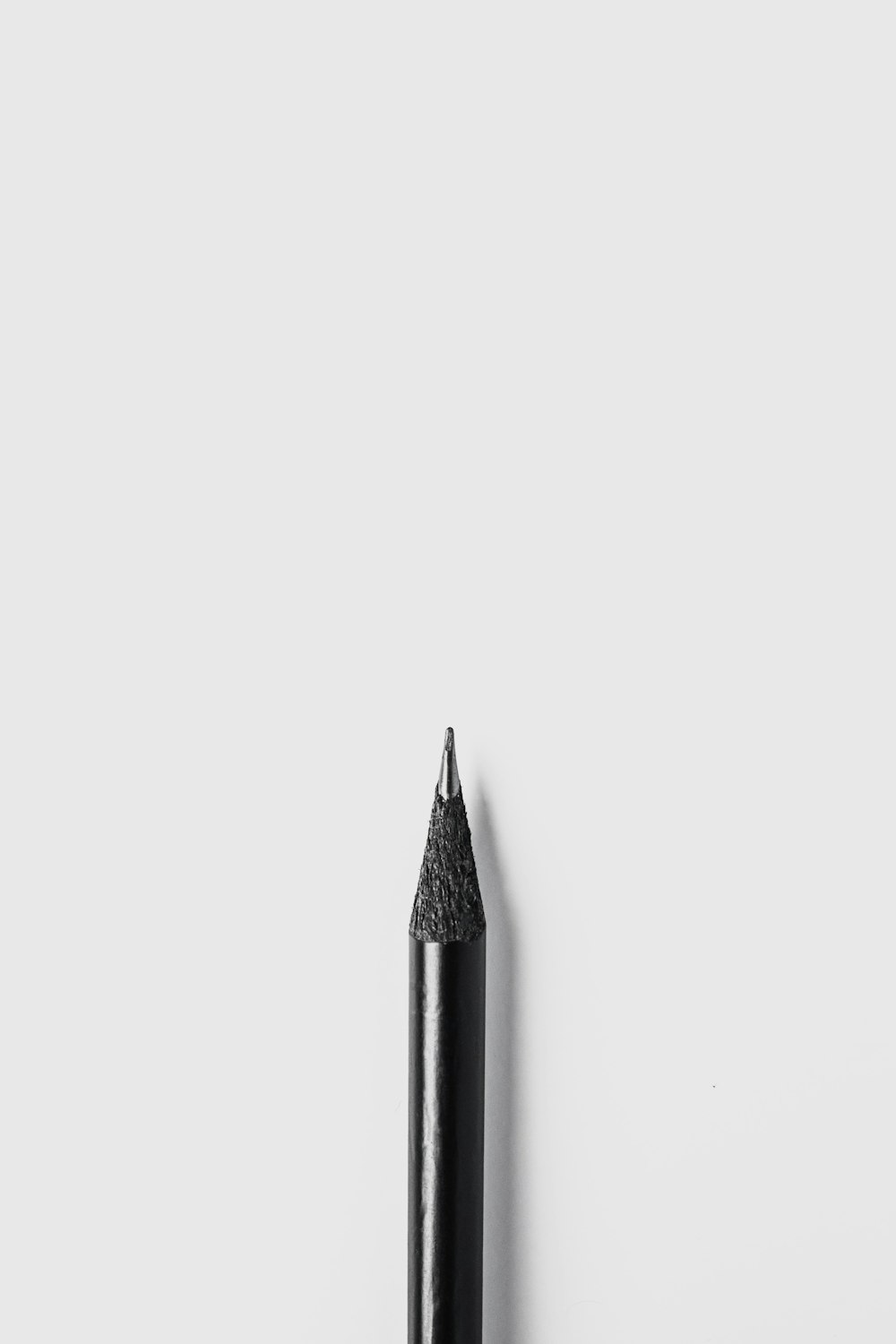 흰색 표면에 검은 연필