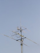A detailed schematic of an antenna design with technical notes.