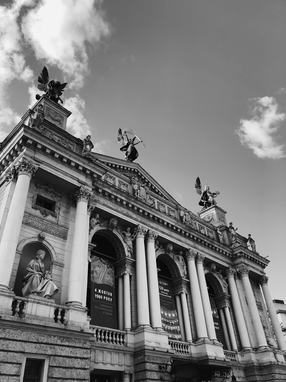 foto em tons de cinza do edifício de concreto