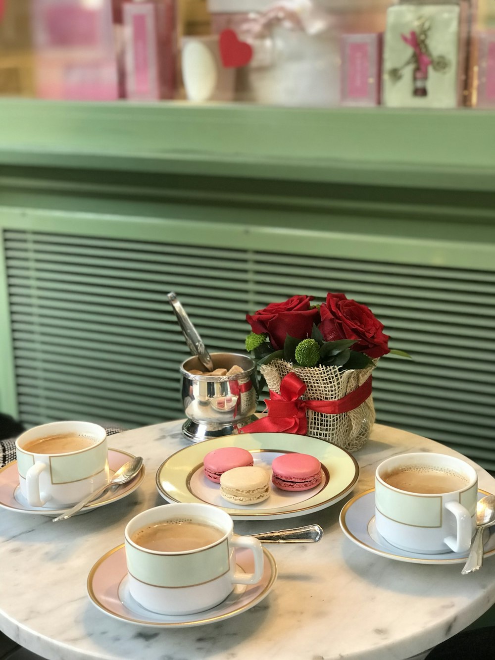 weiße Keramik-Teetasse auf Untertasse