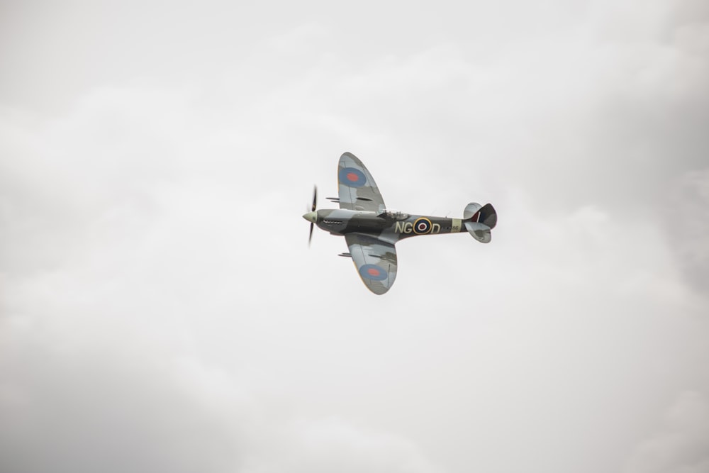 avion à réaction bleu et blanc volant dans le ciel