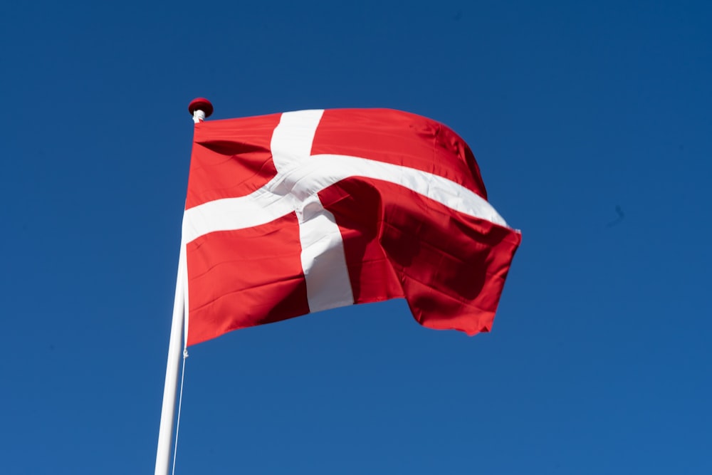 Bandera roja y blanca en el mástil