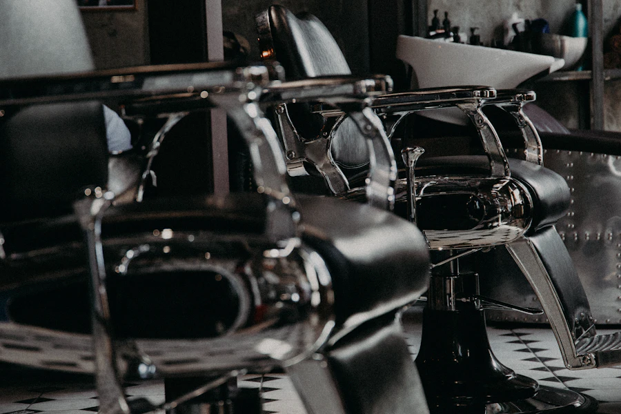 Interior premium de barberia con estaciones de trabajo