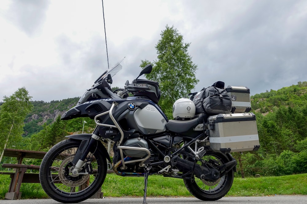 Schwarz-graues Motorrad auf grünem Rasenfeld